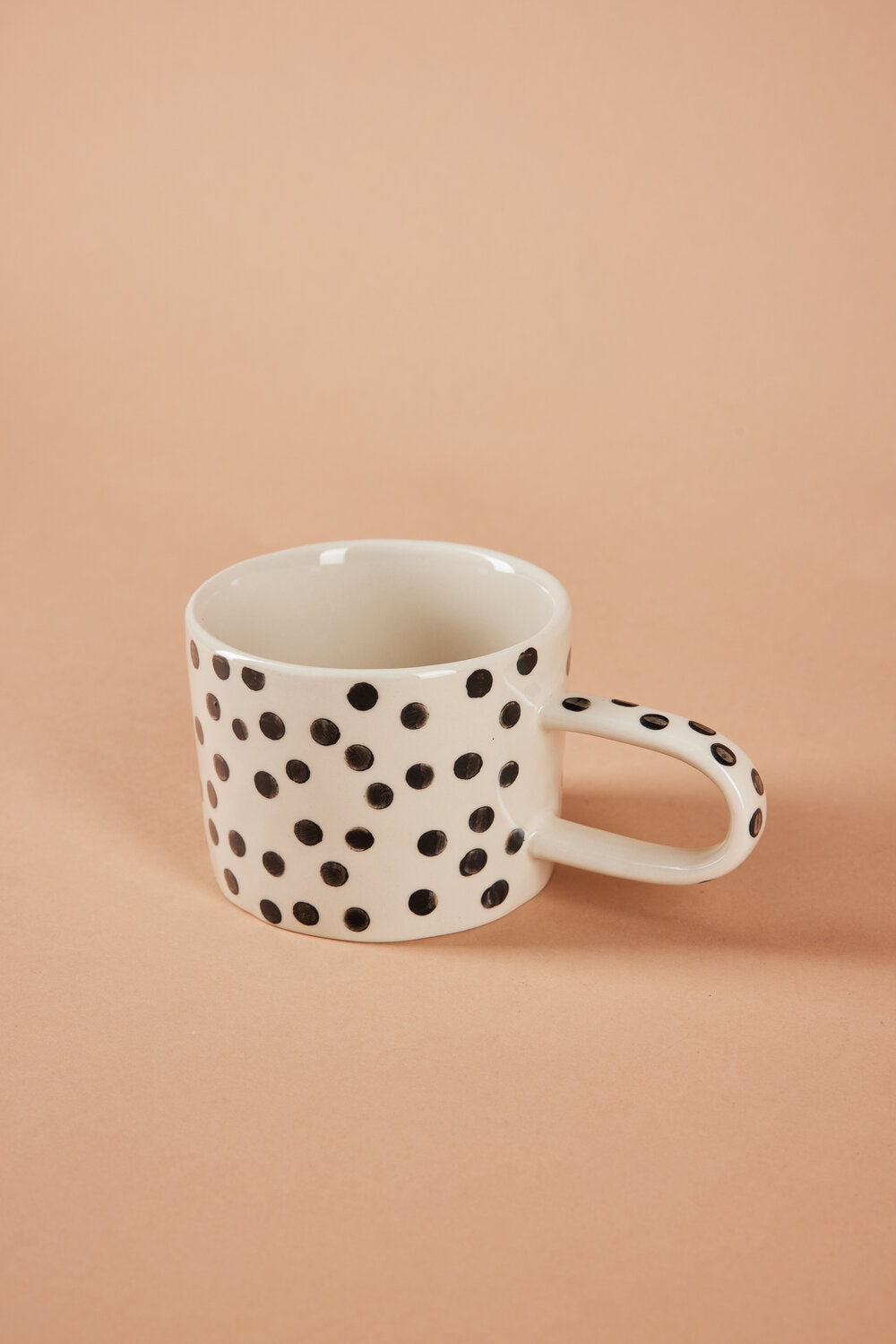 Krus med små prikker, hvid/sort - H:7 cm.